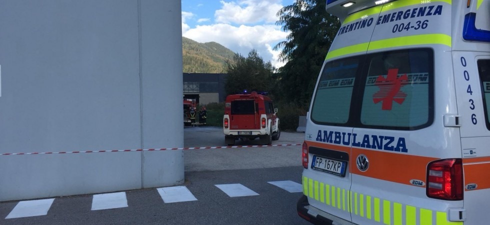 Fumo dietro l'MD Discount di Levico, i vigili del fuoco domano subito le fiamme